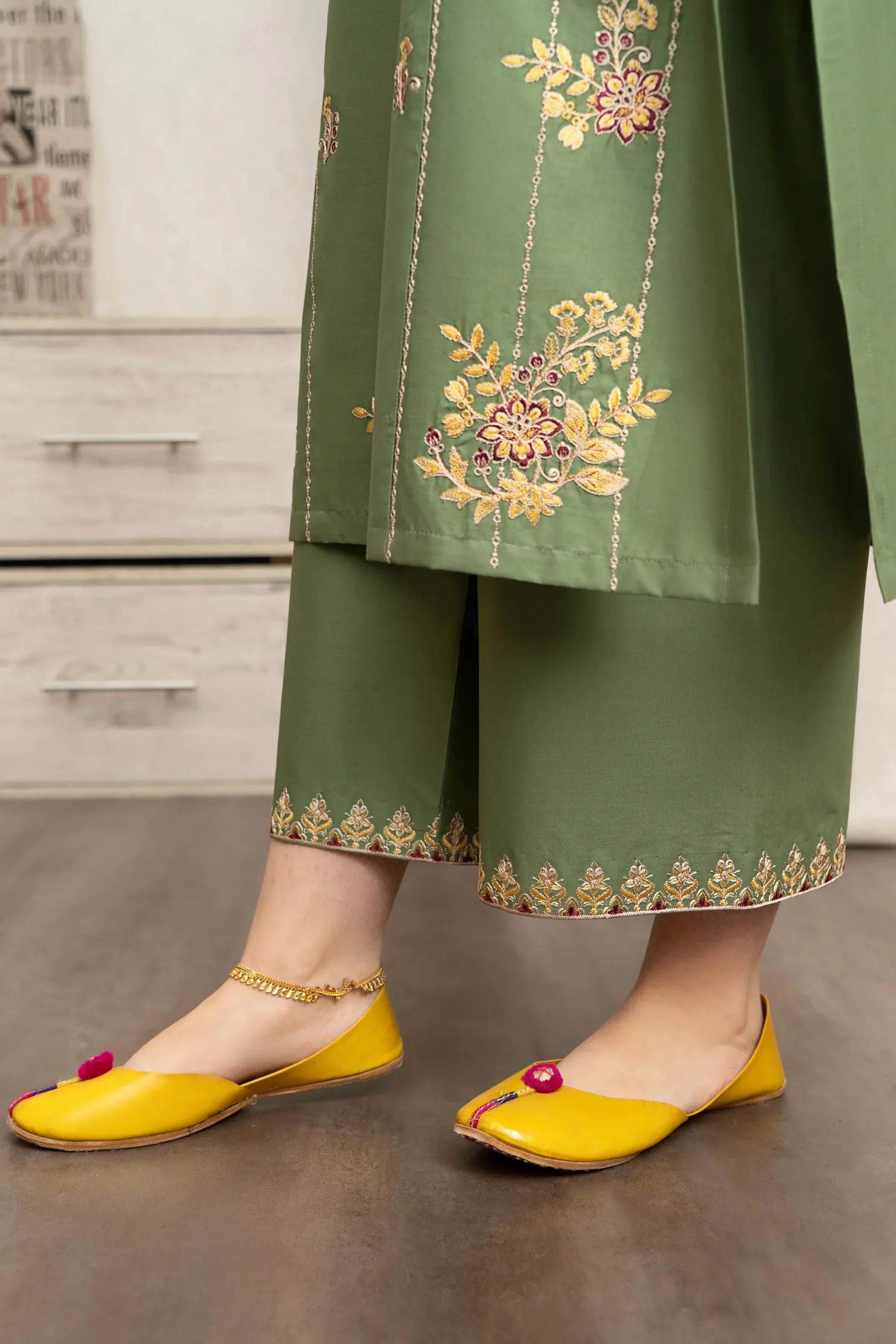 3PC EMBROIDERED LAWN SUIT - BG601